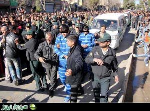 Die Verbrecher(?) werden vor-/hingeführt