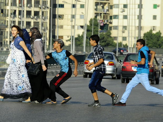 Muslimische Männer beim Ausleben ihrer primitiven Triebe (Ägypten)